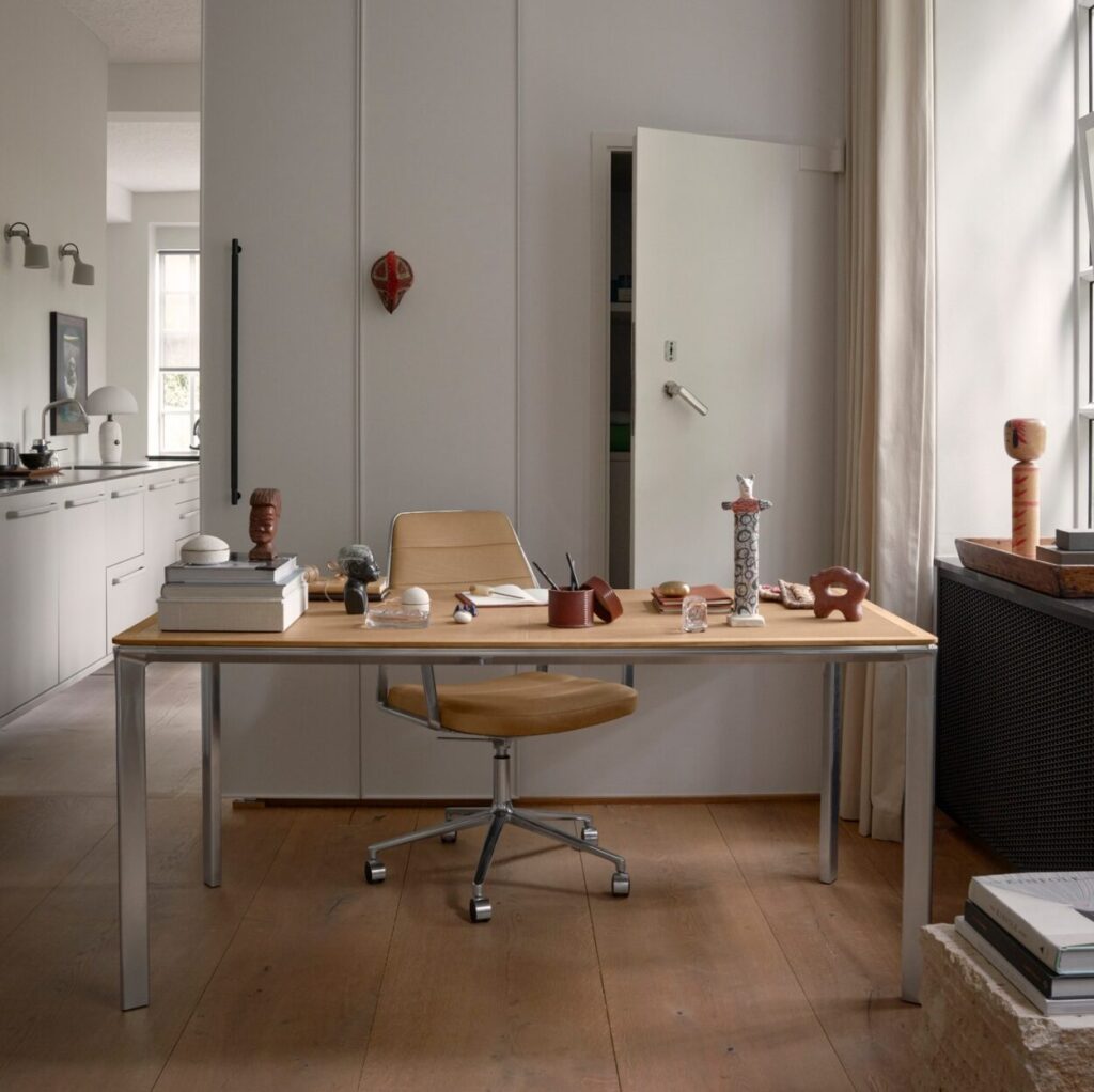 vipp432 work desk camel leather 02 e1792156913840